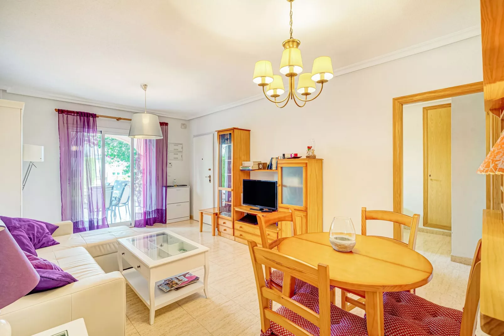 Lovely Bungalow with Swimming pool-Living room