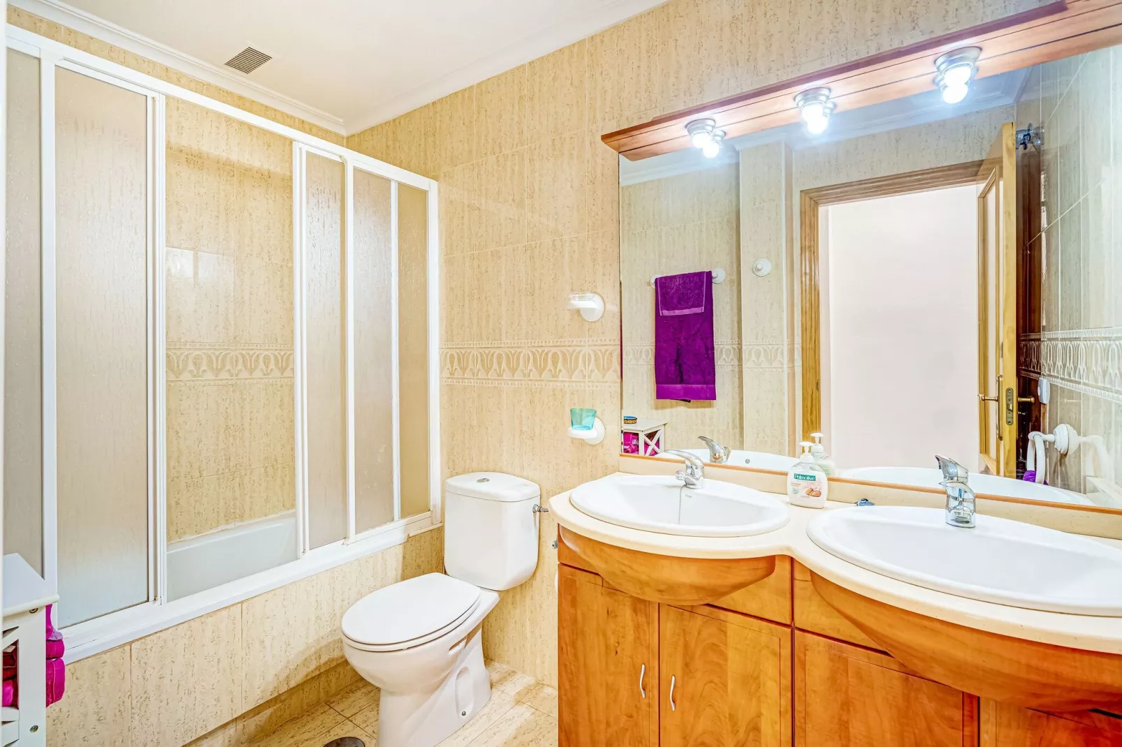 Lovely Bungalow with Swimming pool-Bathroom