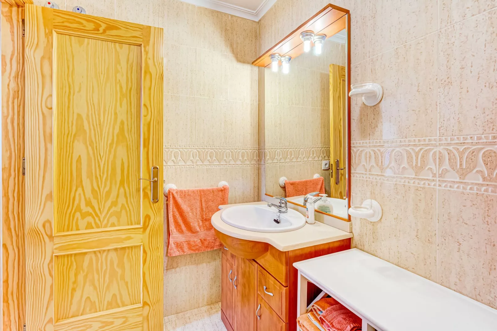 Lovely Bungalow with Swimming pool-Bathroom