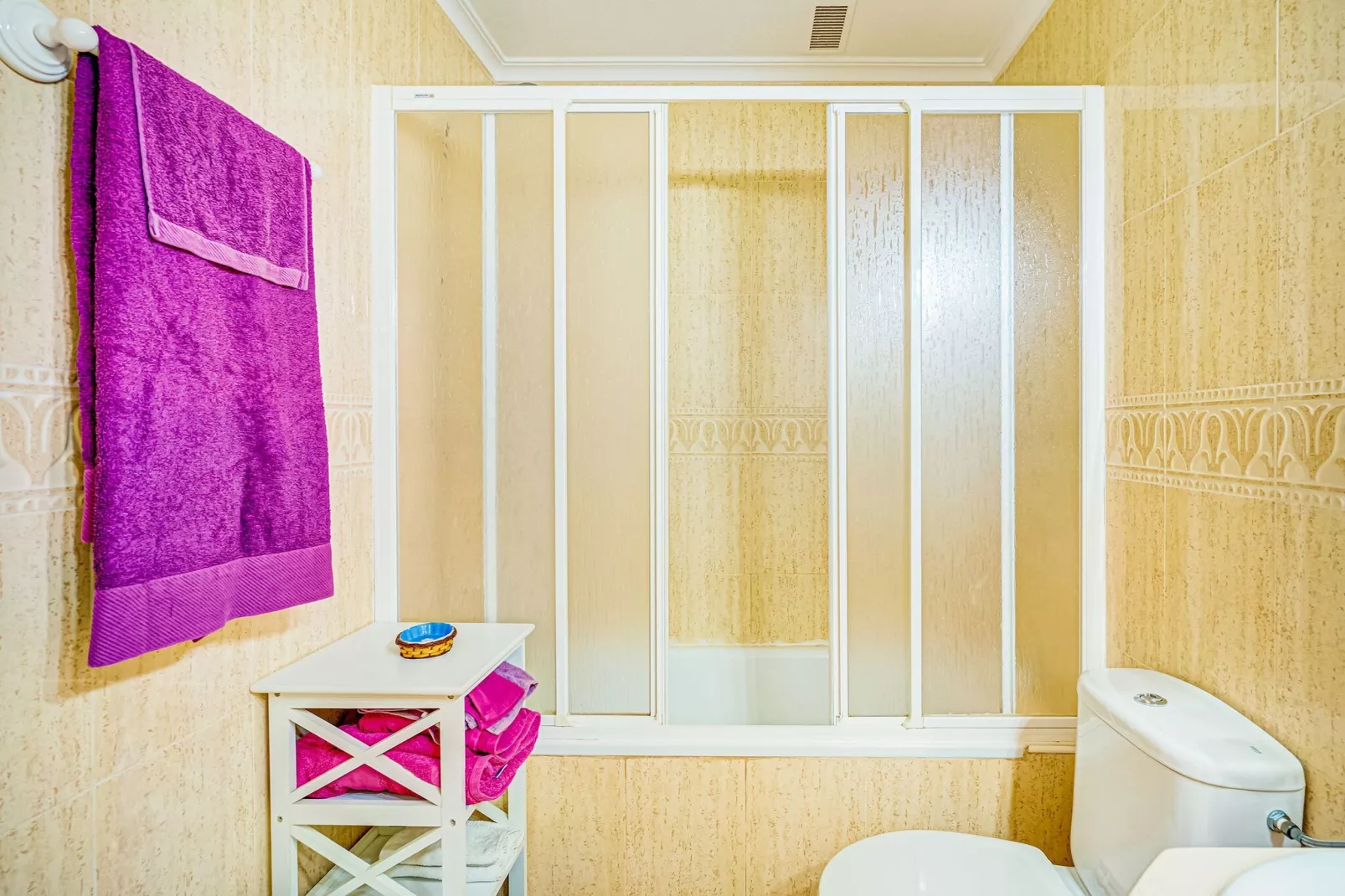 Lovely Bungalow with Swimming pool-Bathroom