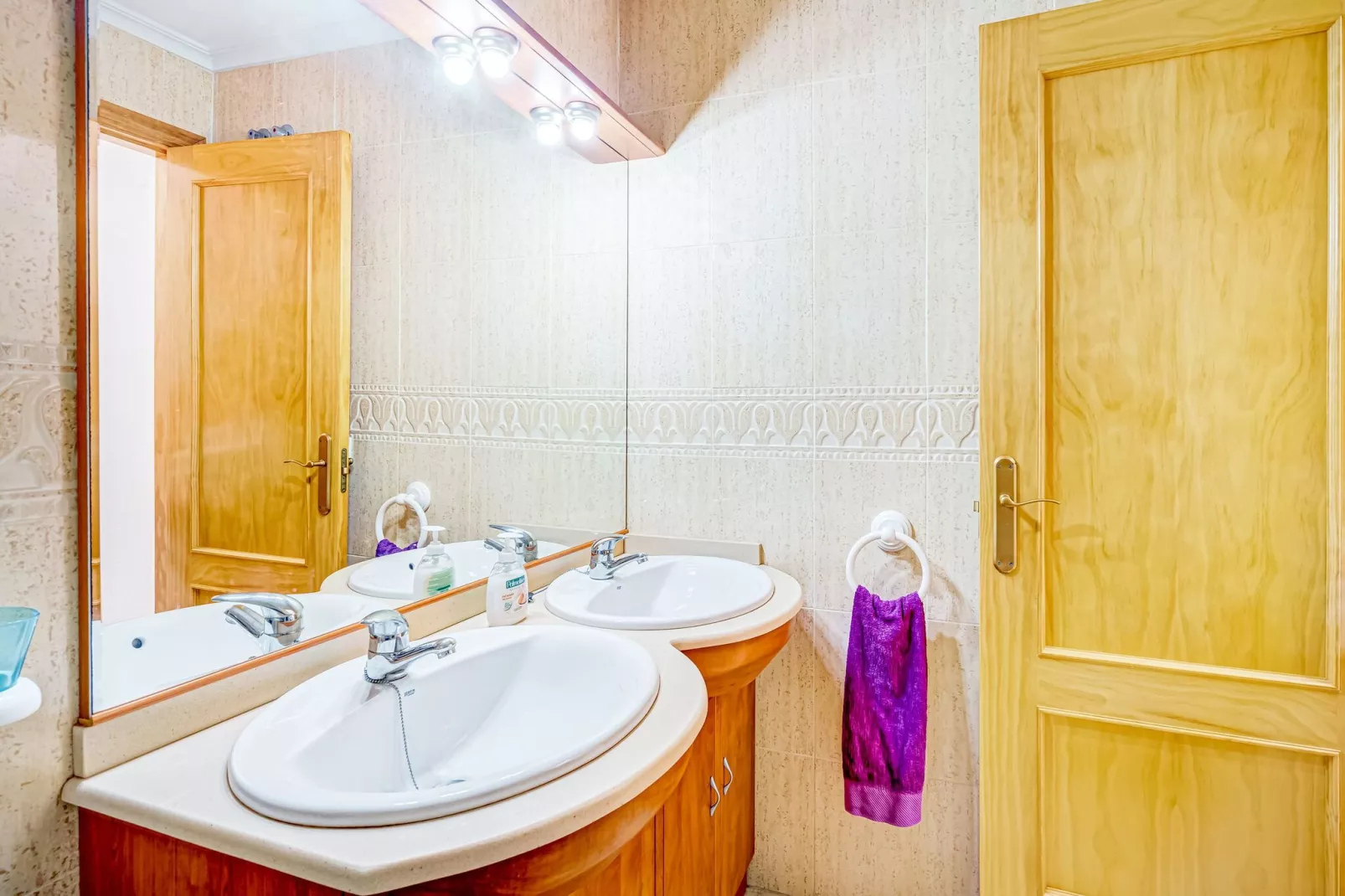 Lovely Bungalow with Swimming pool-Bathroom