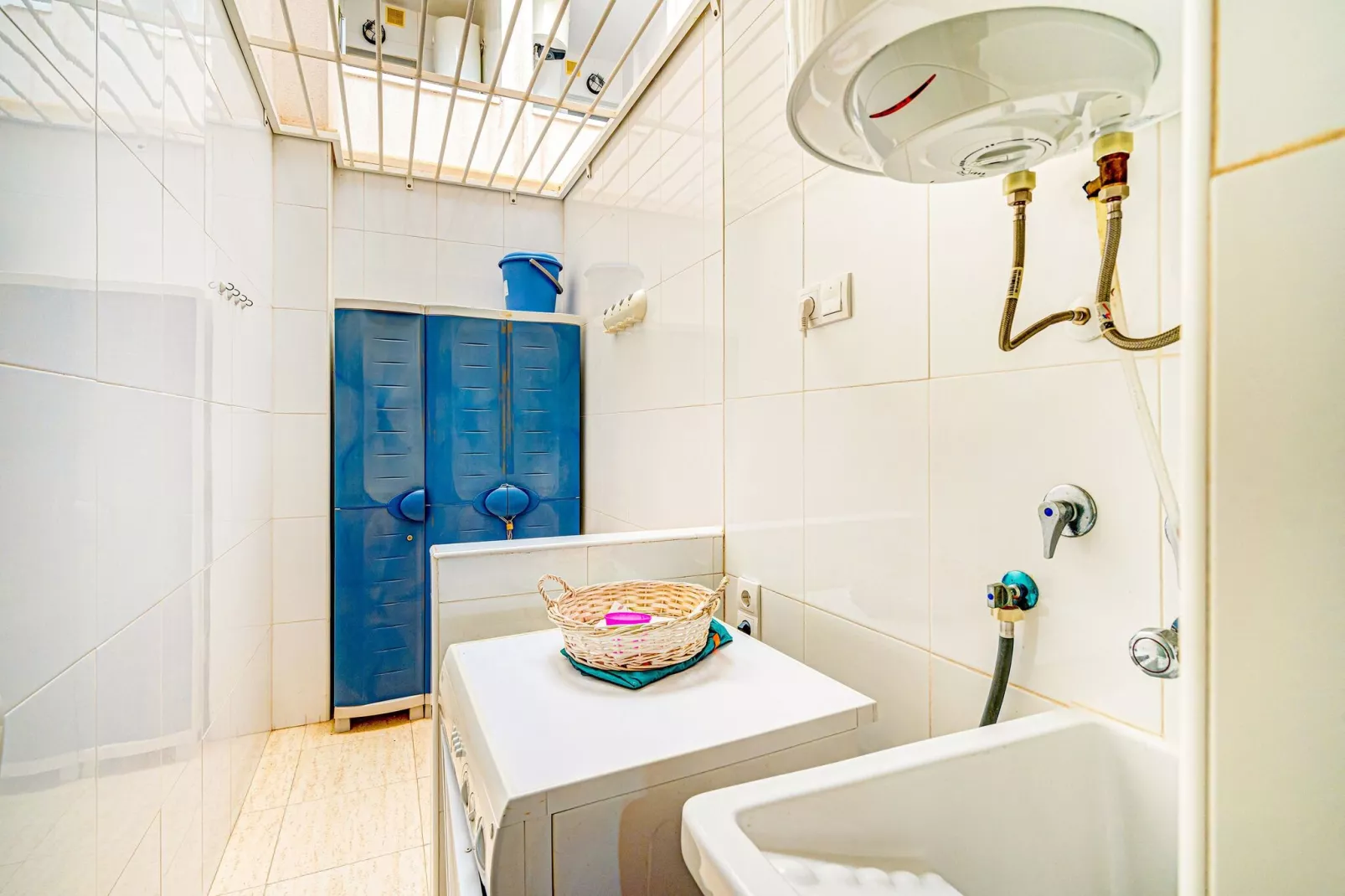 Lovely Bungalow with Swimming pool-Bathroom