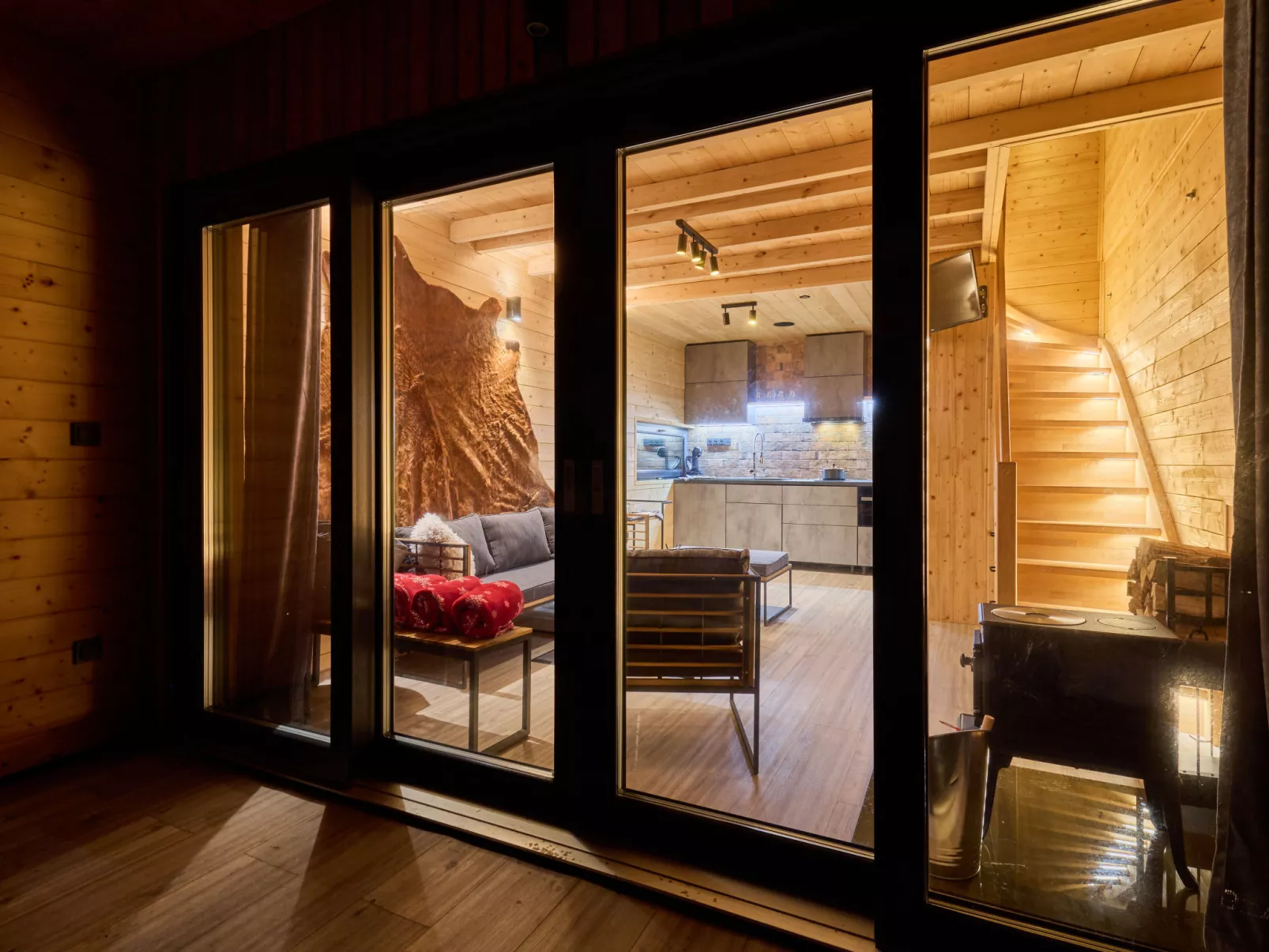 Luxe Timber Lodge & Pet Retreat-Inside