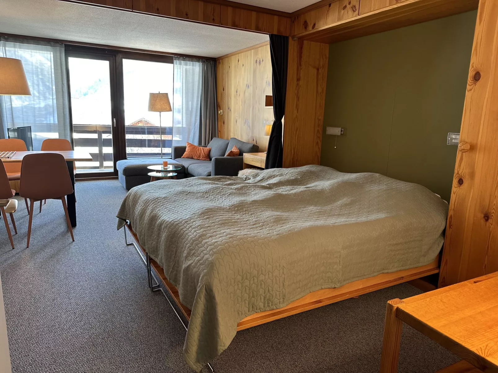 Apt B 033 - Inside