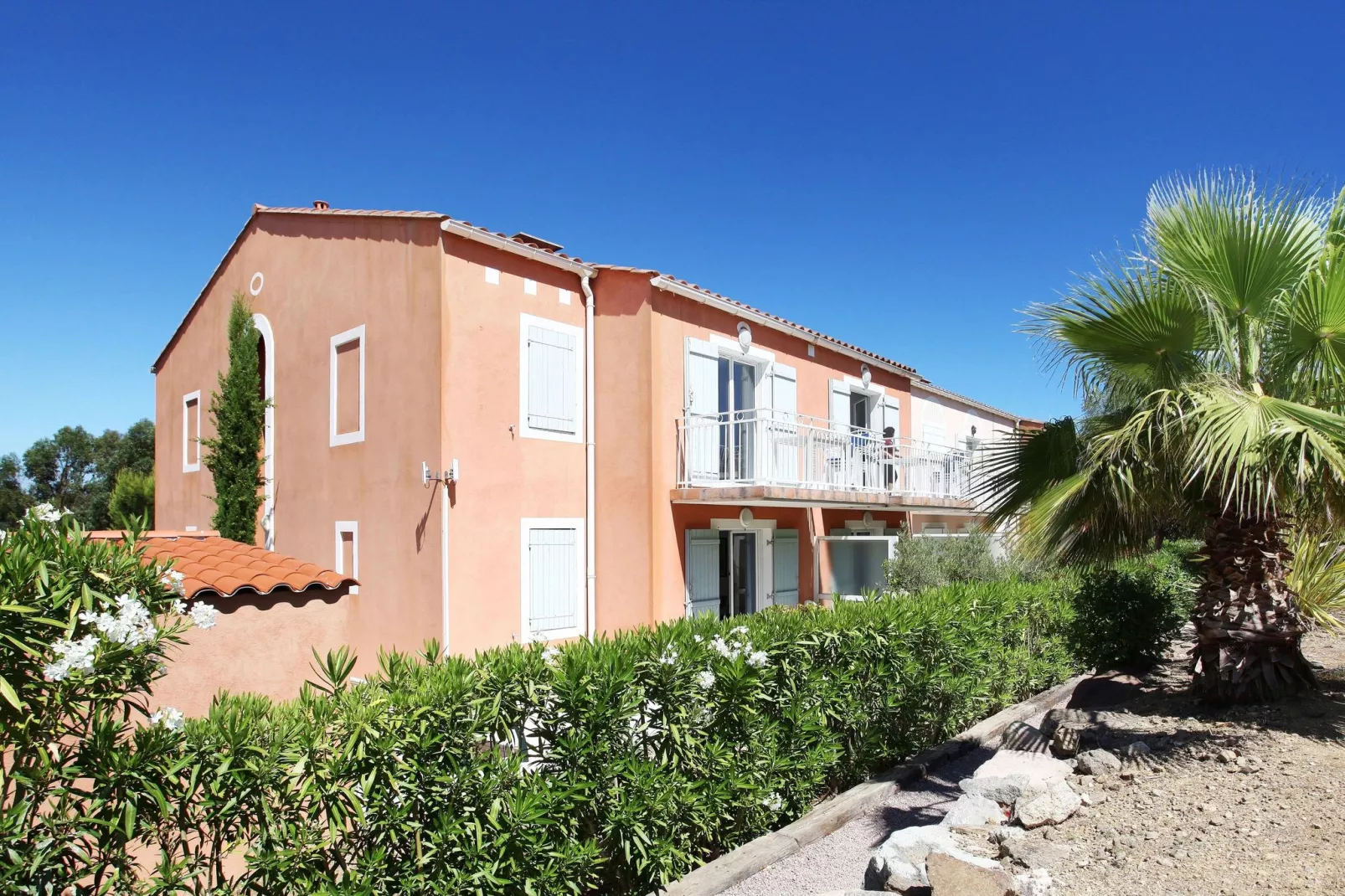 Domaine des Eucalyptus 3-Exterior summer