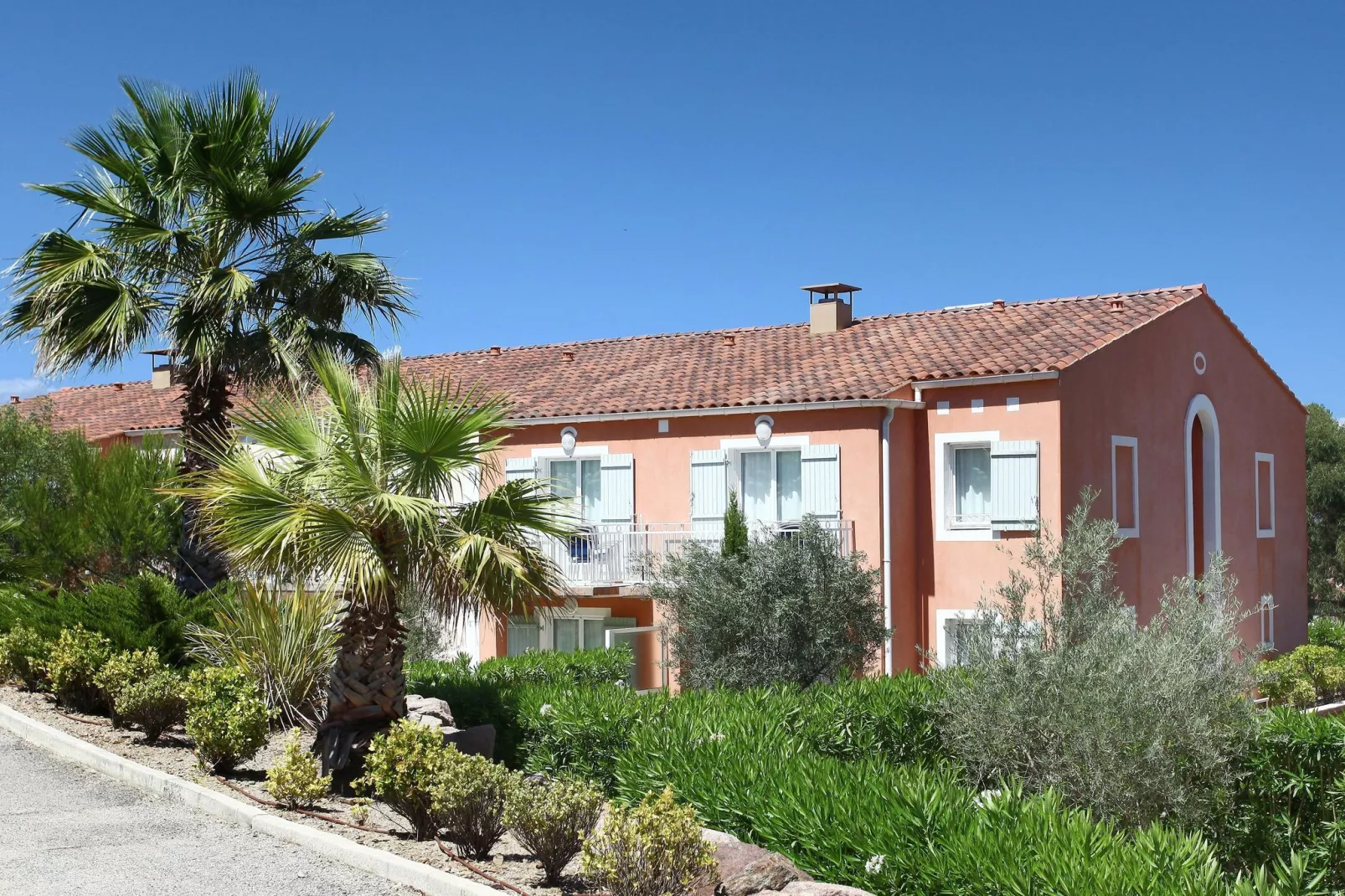 Domaine des Eucalyptus 3-Exterior summer