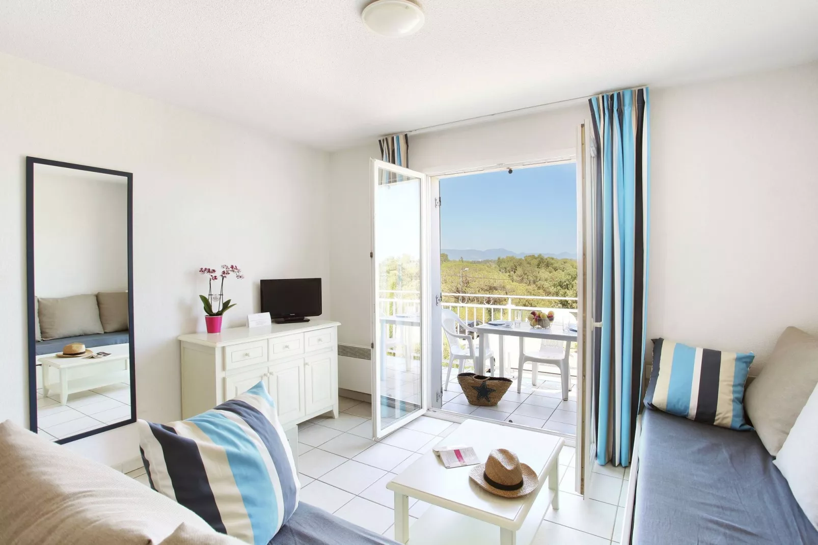 Domaine des Eucalyptus 3-Living room