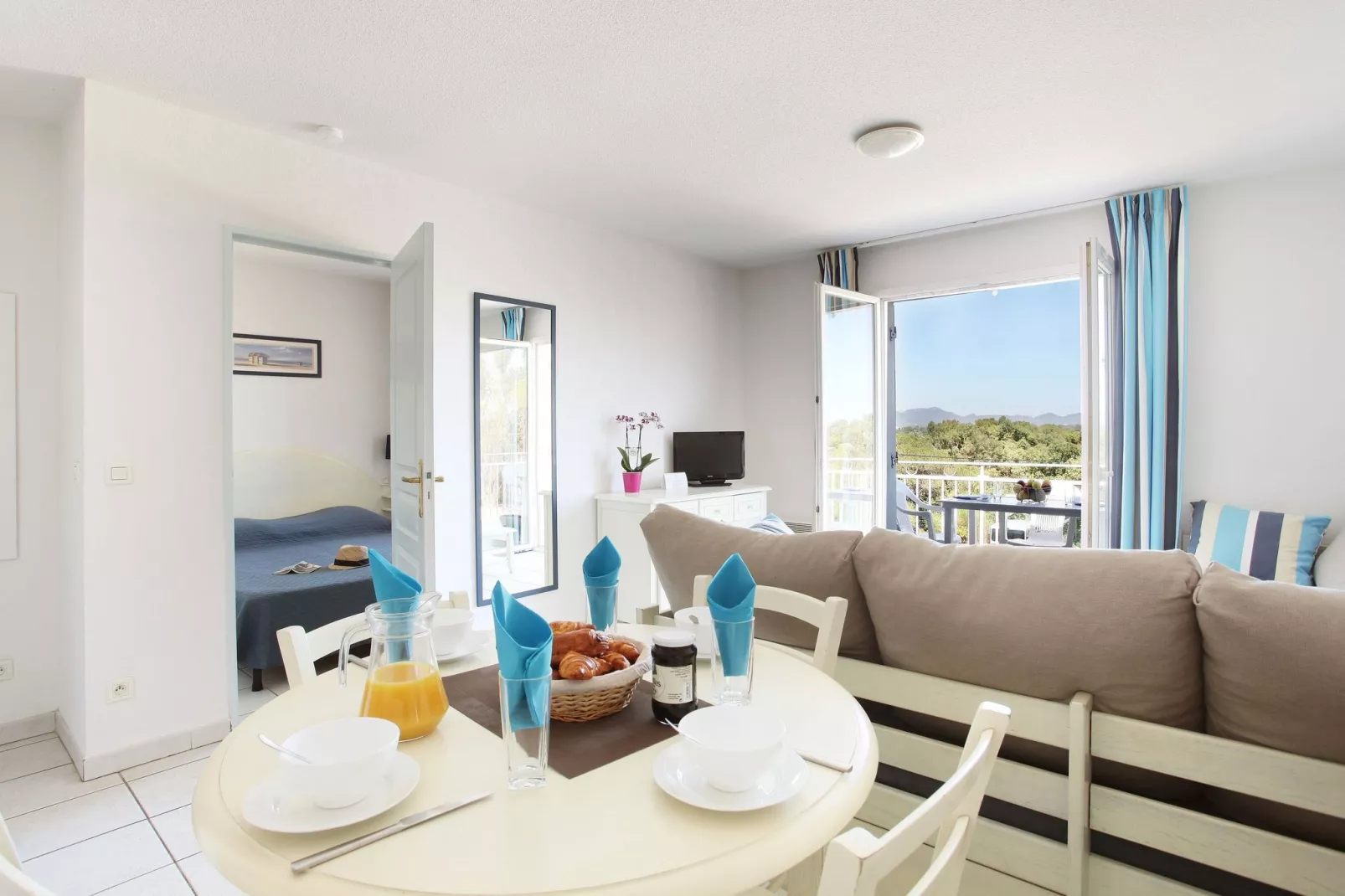 Domaine des Eucalyptus 3-Dining room