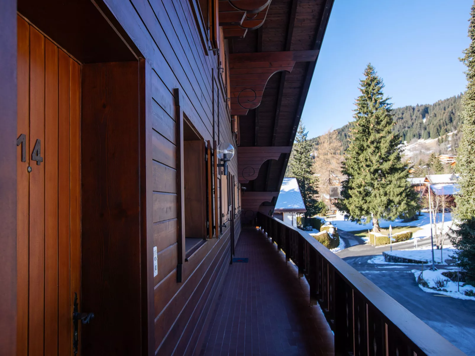 Le Mont Blanc 14-Outside