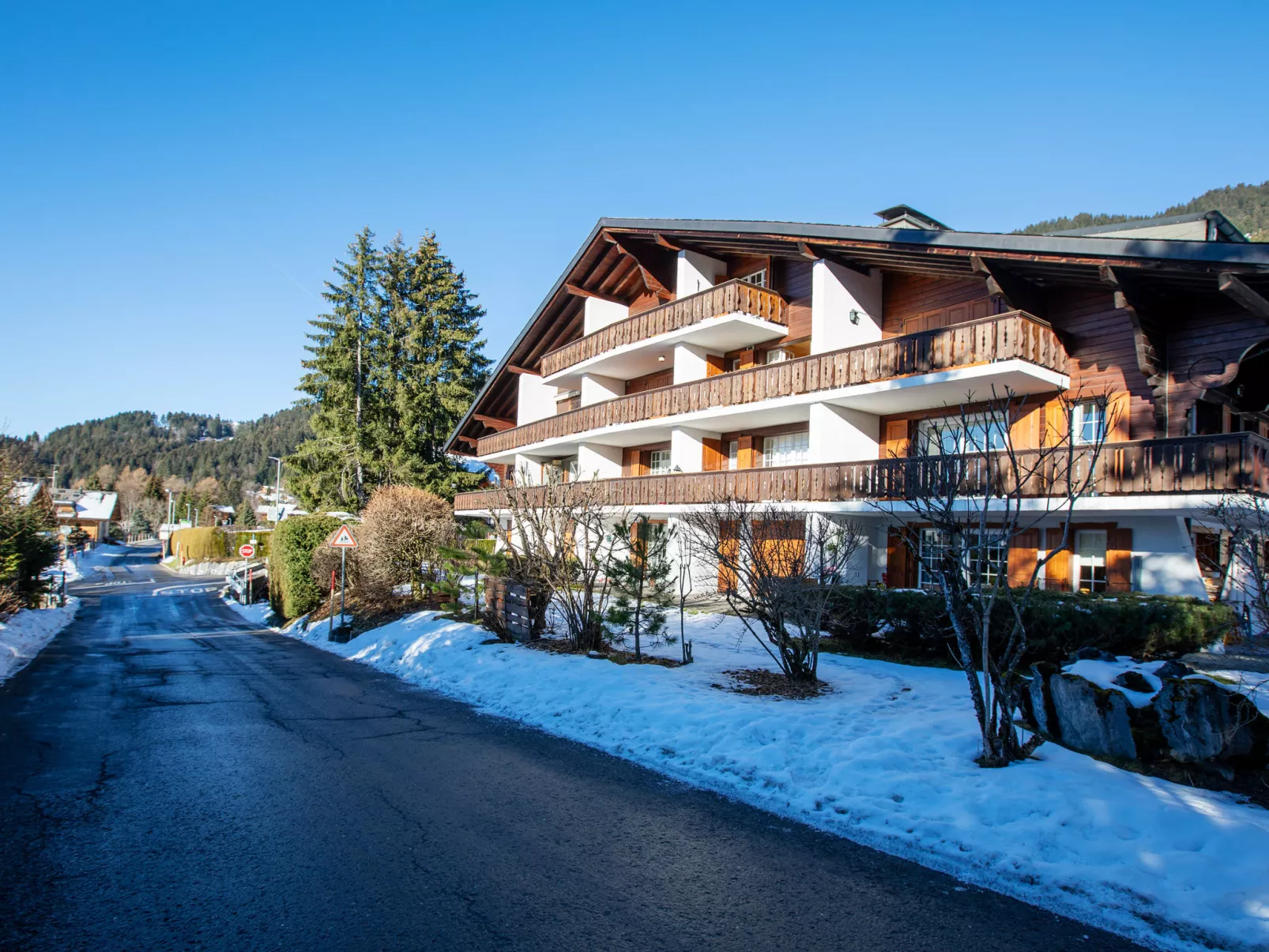 Le Mont Blanc 14-Outside