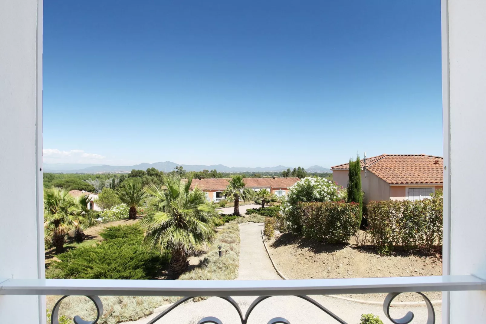 Domaine des Eucalyptus  2-View summer