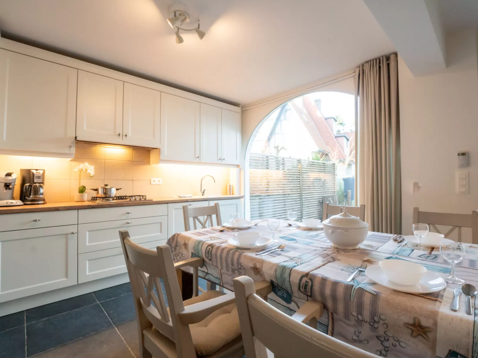 Ons Nest with parking-Inside