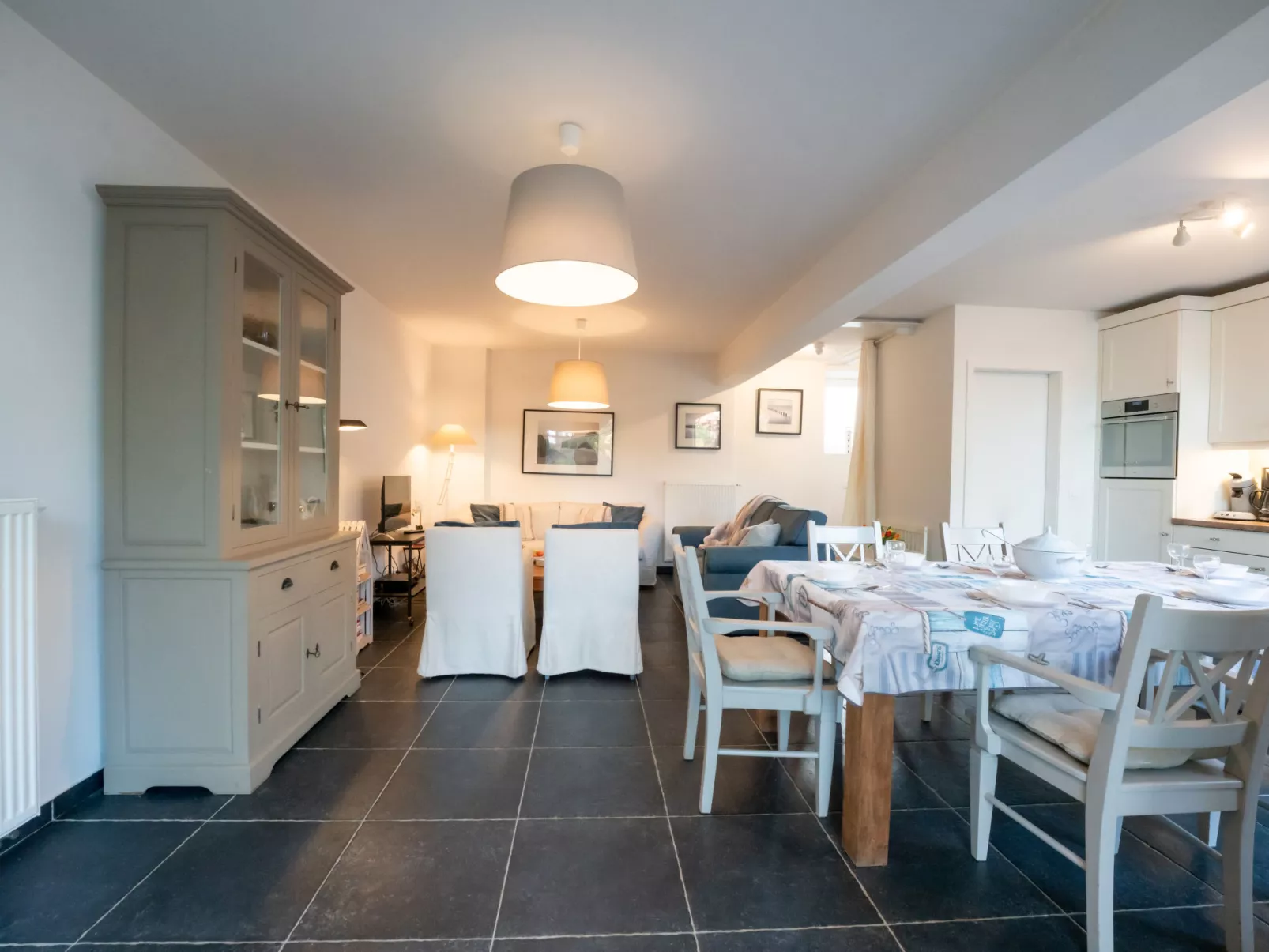 Ons Nest with parking-Inside