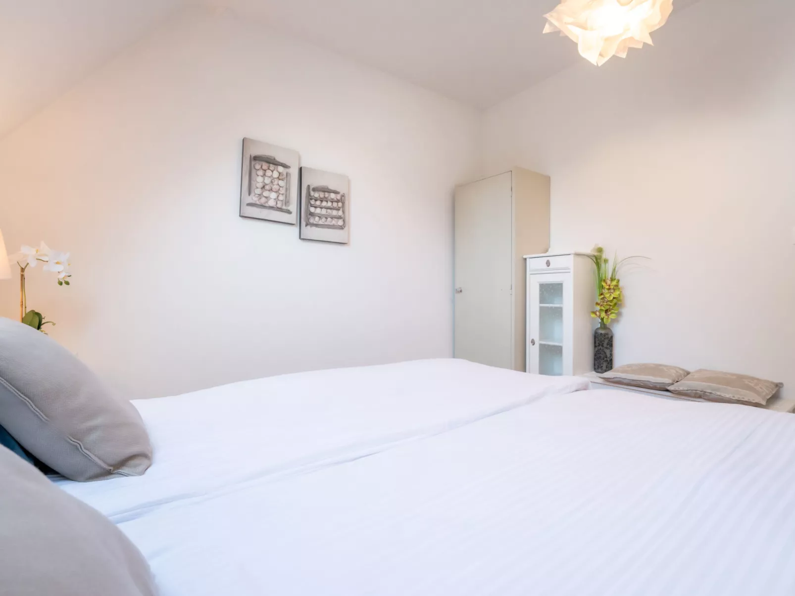 Ons Nest with parking-Inside