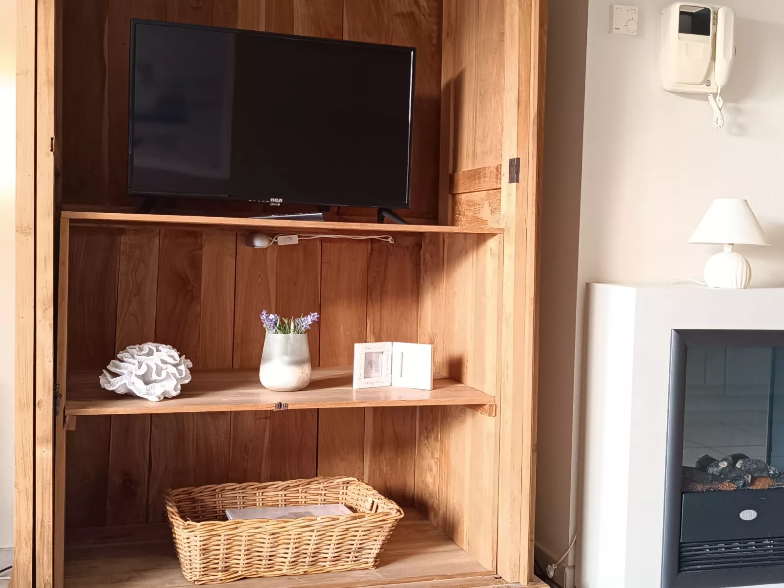 Zeeflat with parking and shared pool-Inside