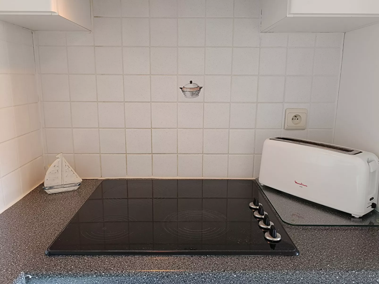 Zeeflat with parking and shared pool-Inside