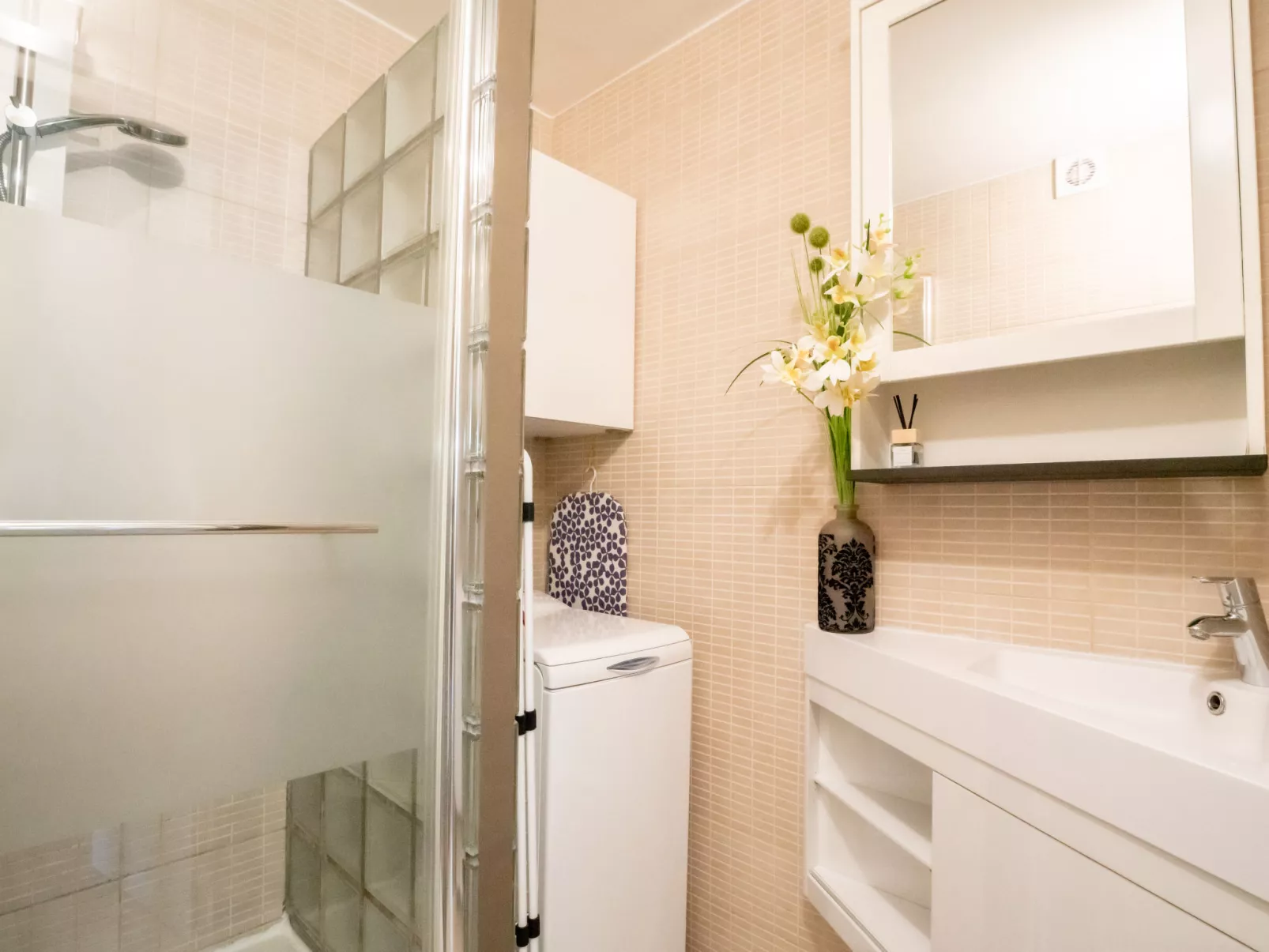 Giuliott with parking and shared pool-Inside