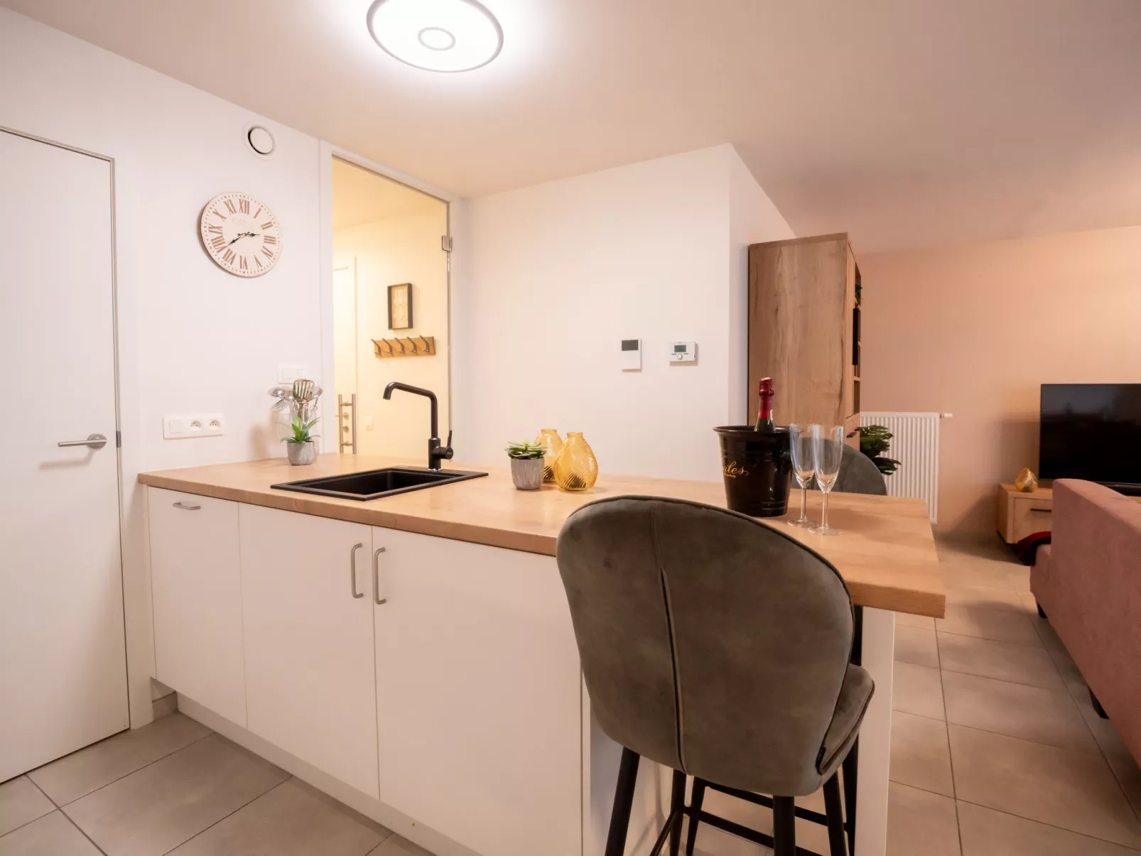 Lovely La Marée with lateral sea view-Inside
