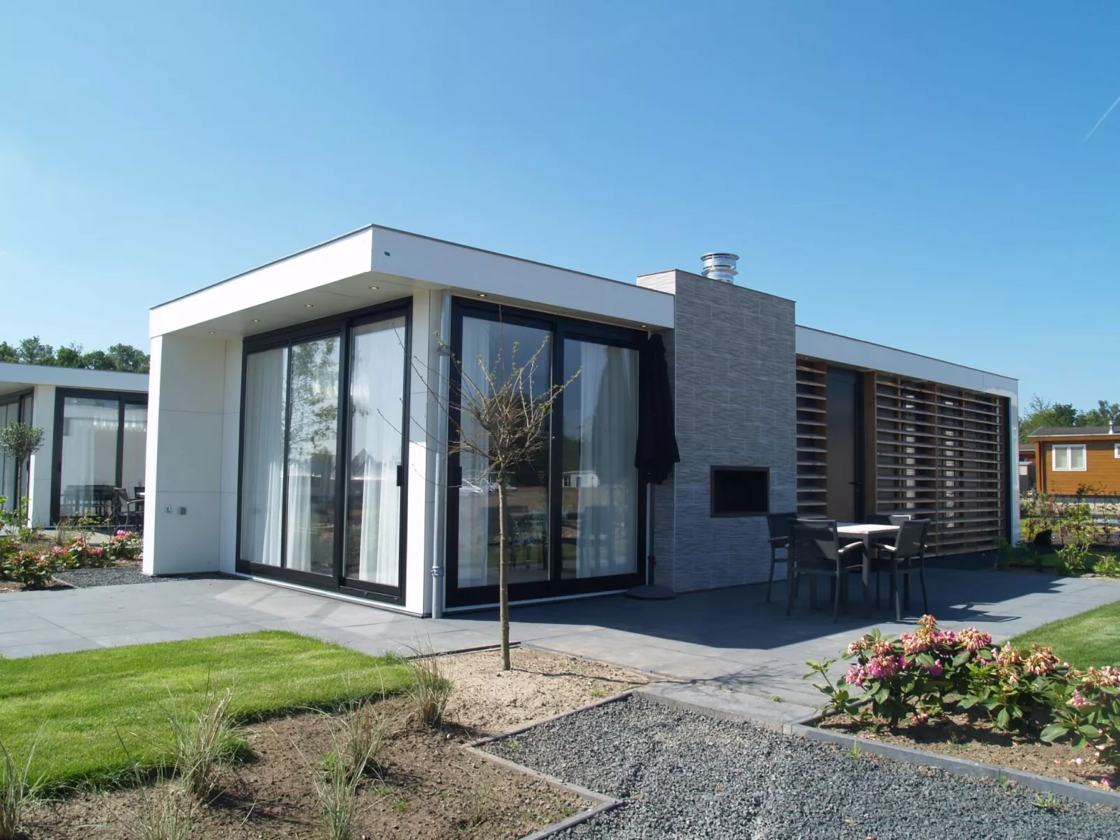 Pavilion 4+2-Outside
