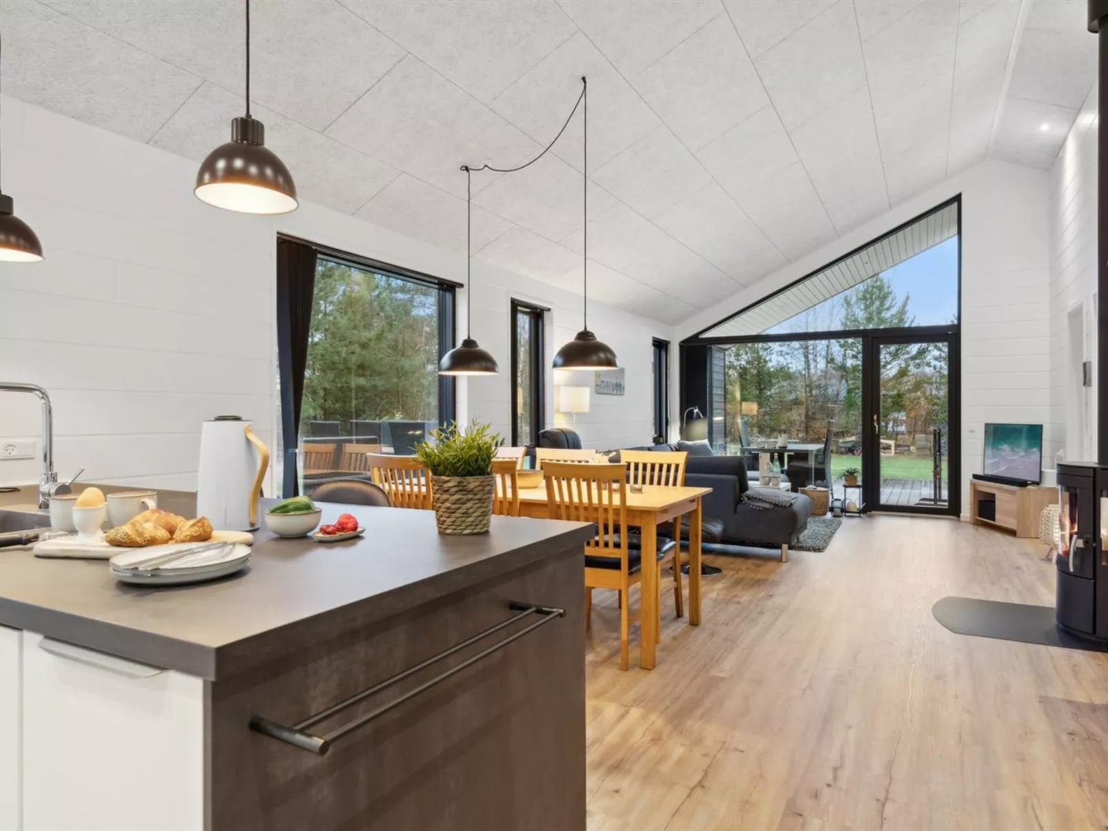 "Skakke" - 900m from the sea-Drinnen