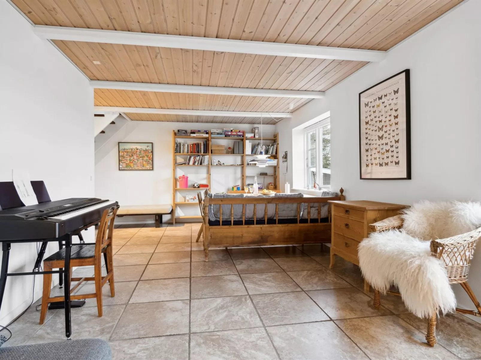 "Adrienne" - 6.4km from the sea-Inside