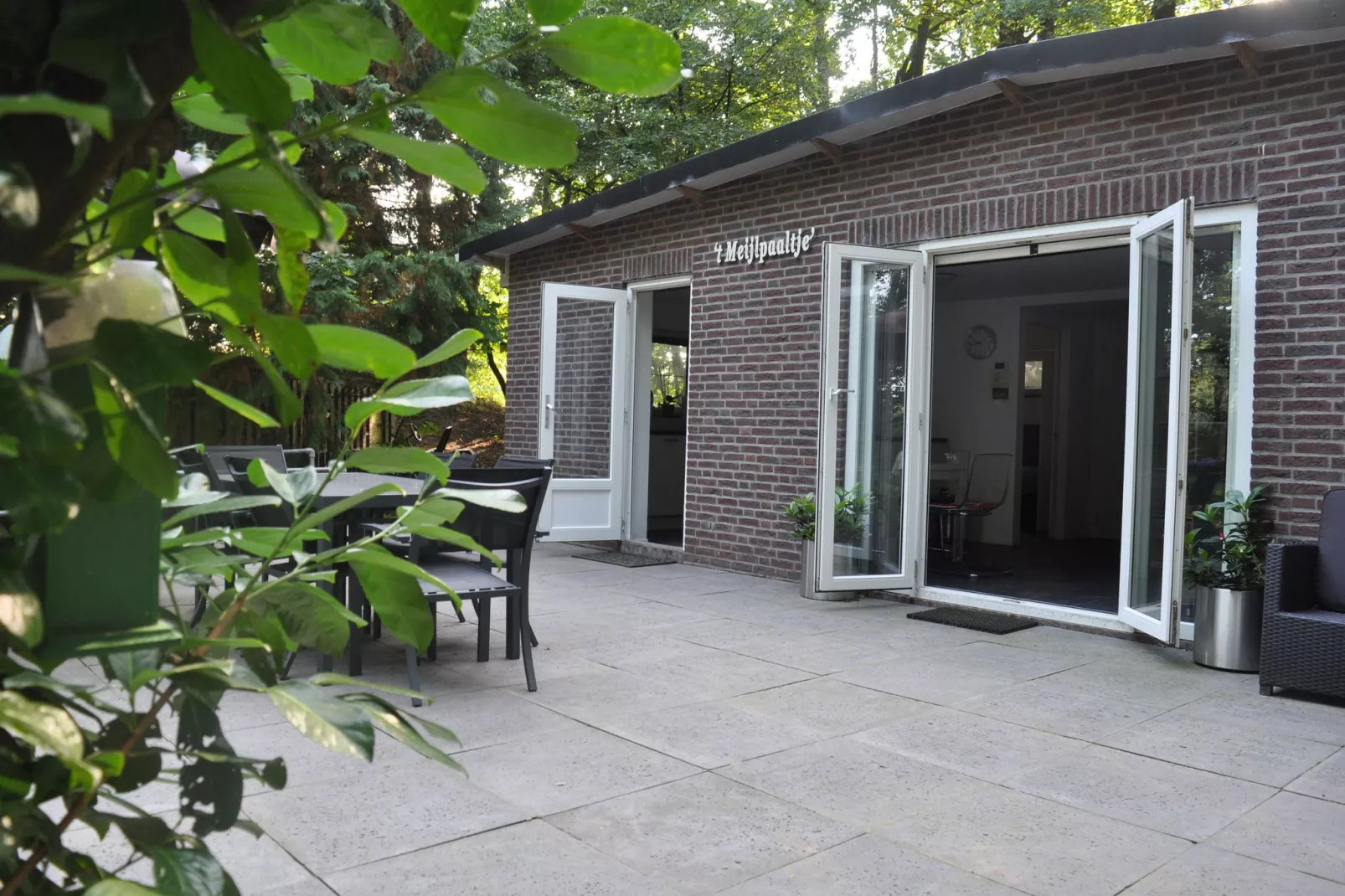 Dorpswoning In het Bos-Terrace balcony