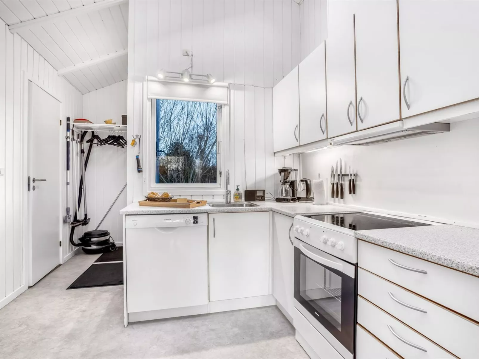 "Bjart" - 1.5km from the sea-Inside