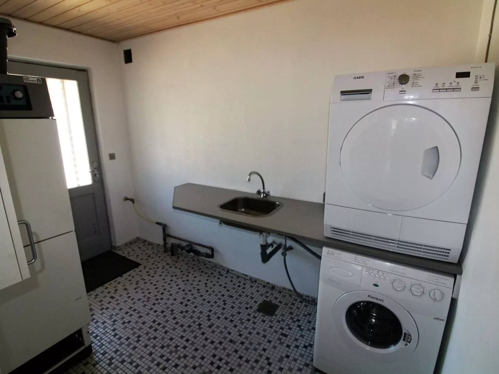 "Lavrans" - 2.5km from the sea-Inside