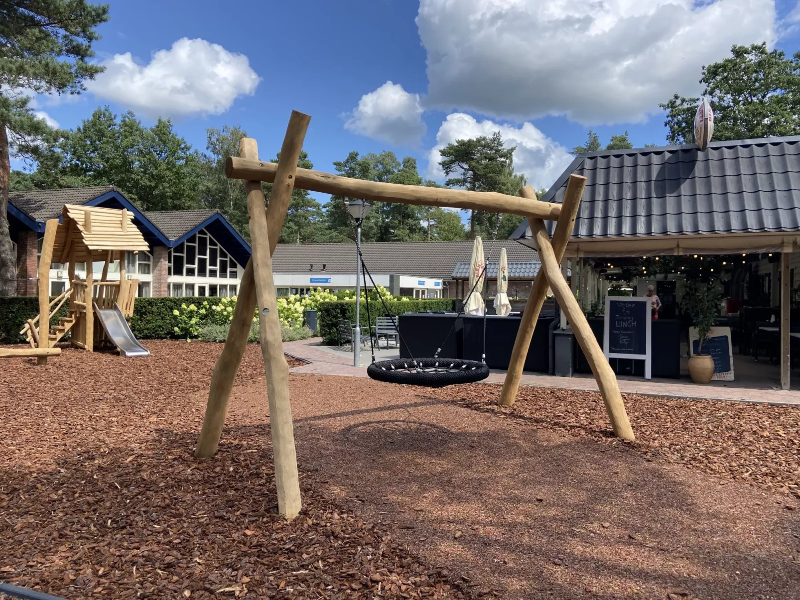 Forest Lodge 4-Outside