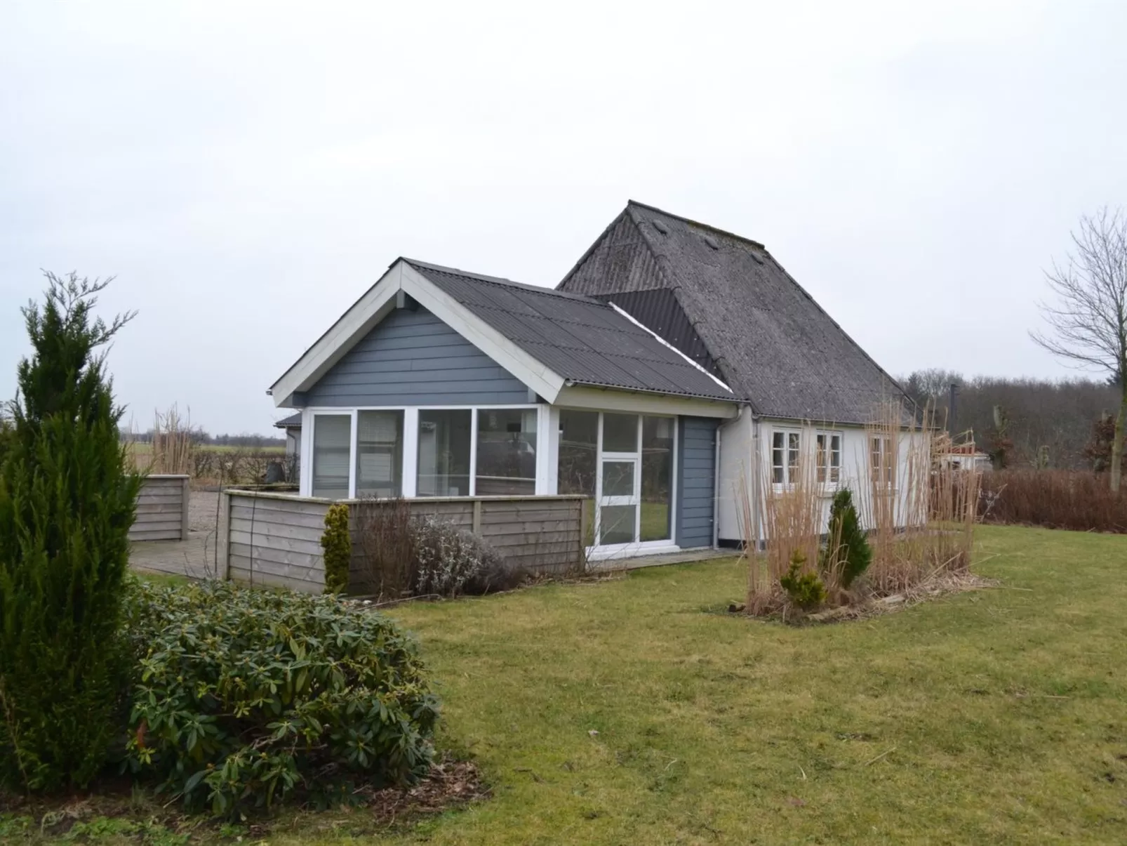 "Thrine" - 24km from the sea-Outside