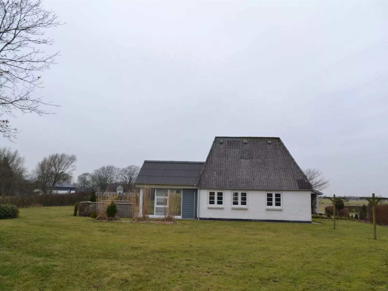 "Thrine" - 24km from the sea-Outside