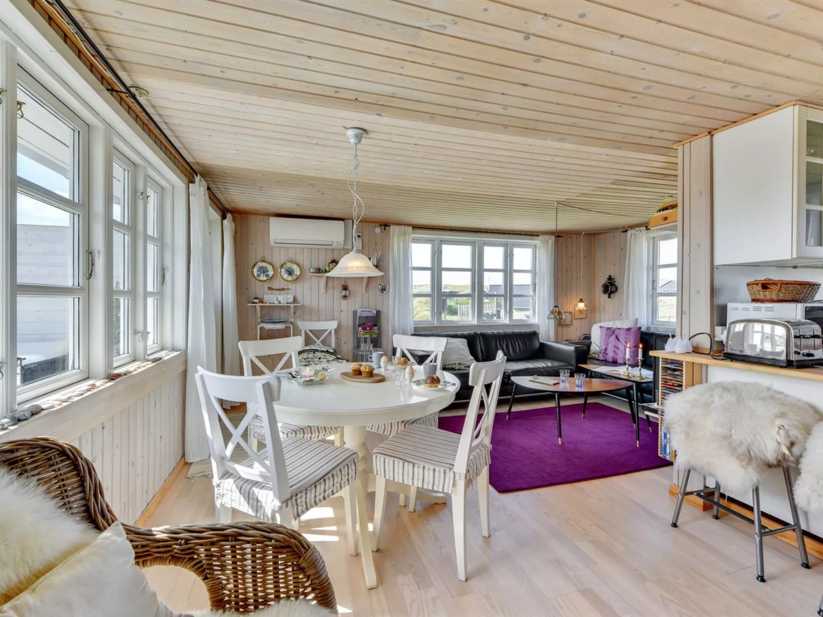 "Heilo" -  from the sea-Inside