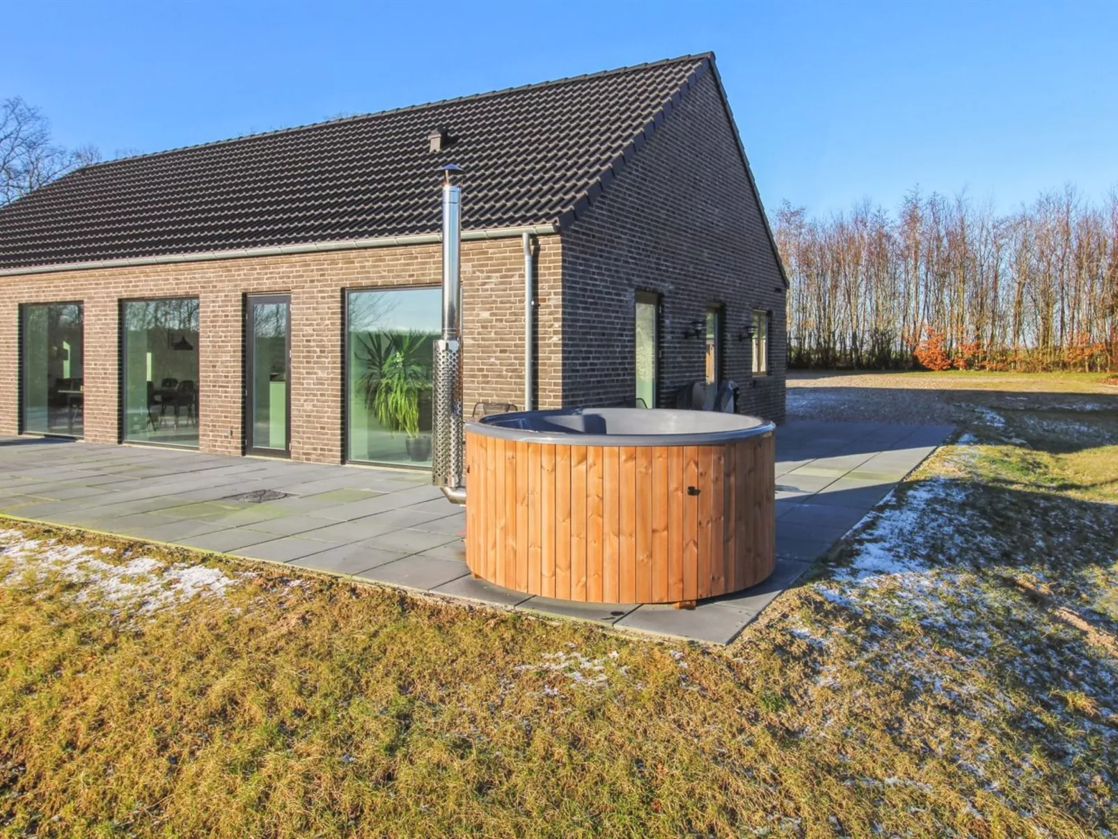"Landuin" - 30km from the sea-Inside
