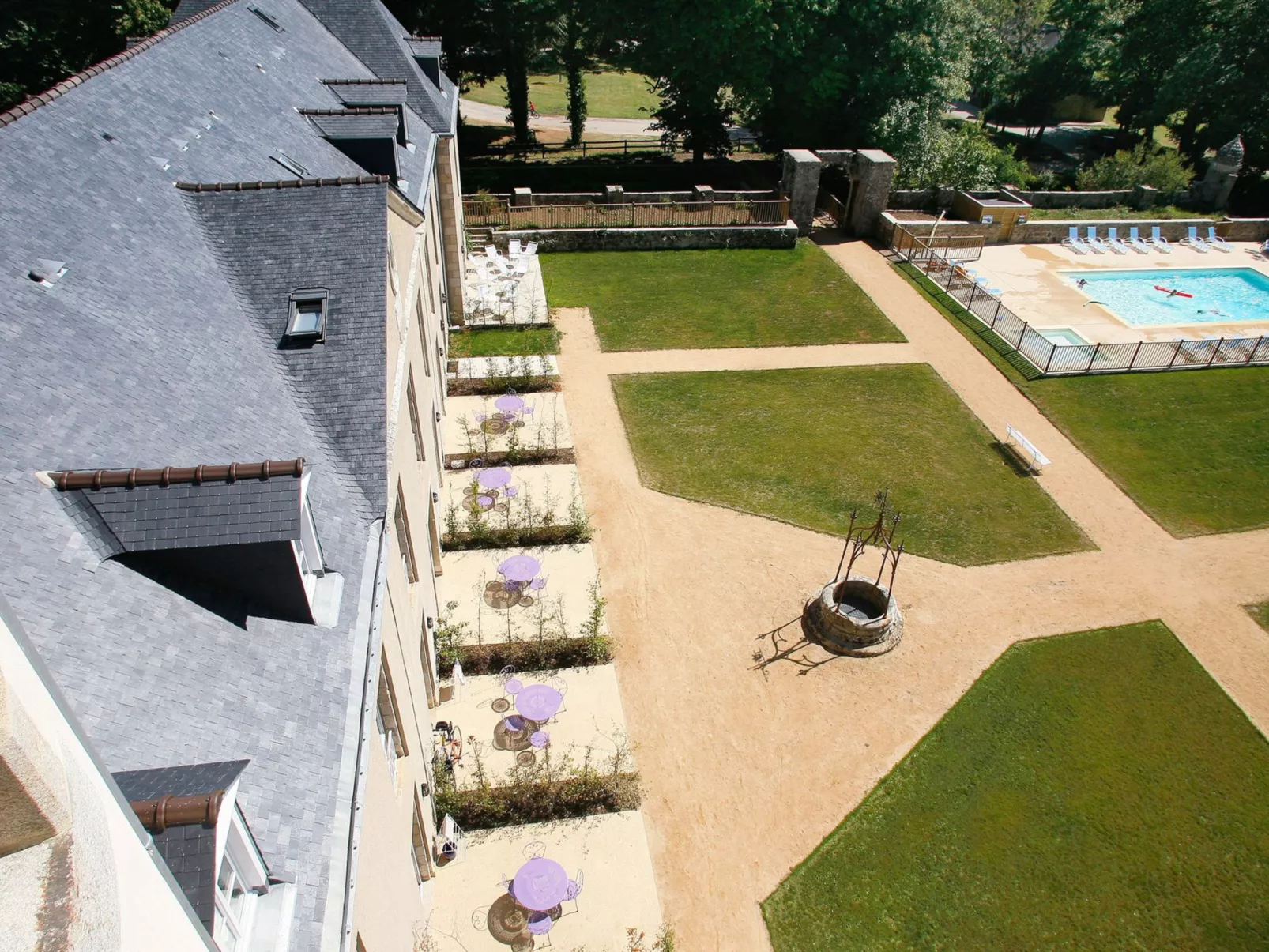 Chateau de Keraveon-Outside
