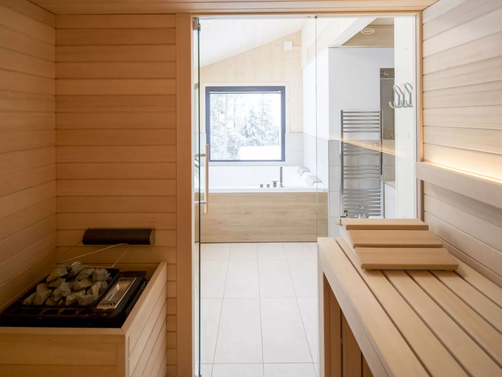 Superior #04 Sauna&Sprudelwanne innen