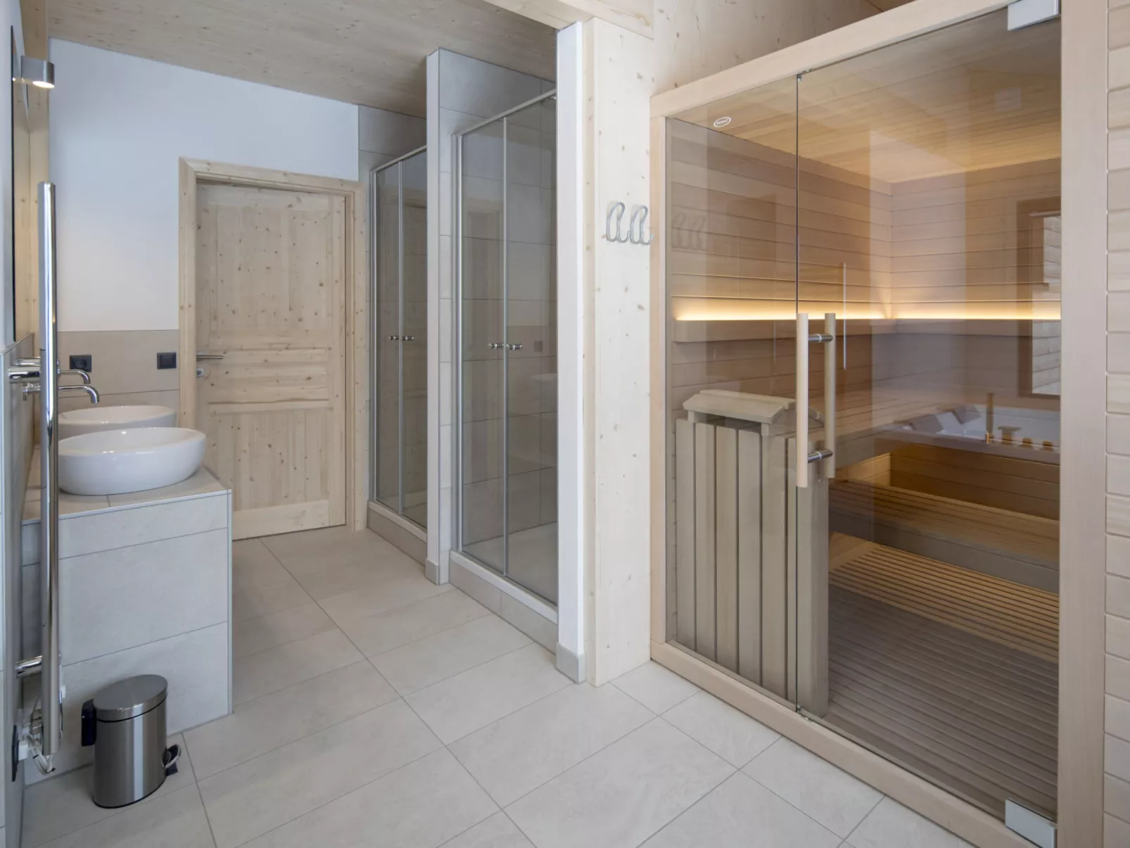 Superior #04 Sauna&Sprudelwanne innen-Inside