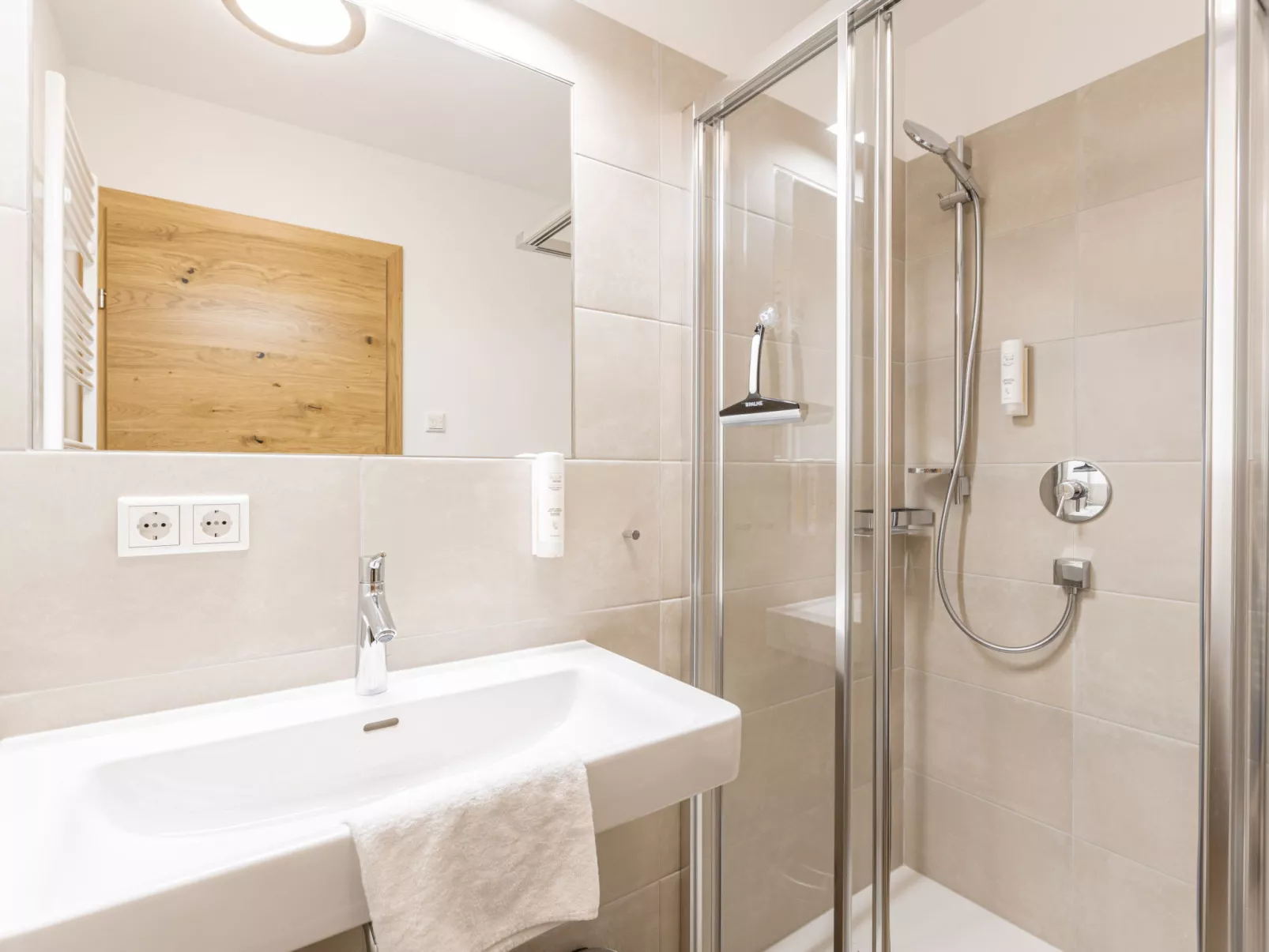Für bis zu 8 Personen + Hot Tub-Inside