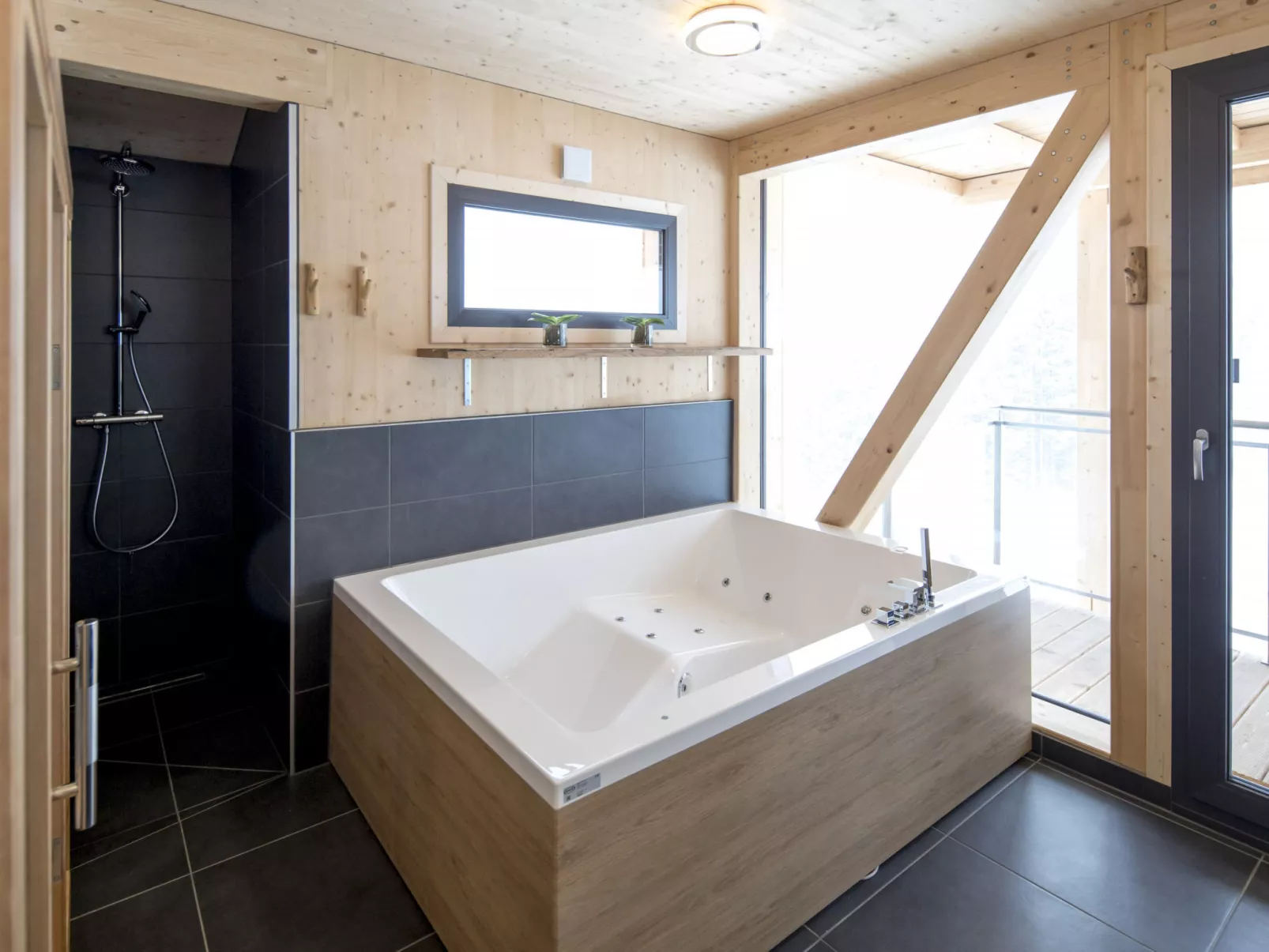 Superior #8 Sauna & Sprudelwanne innen-Drinnen