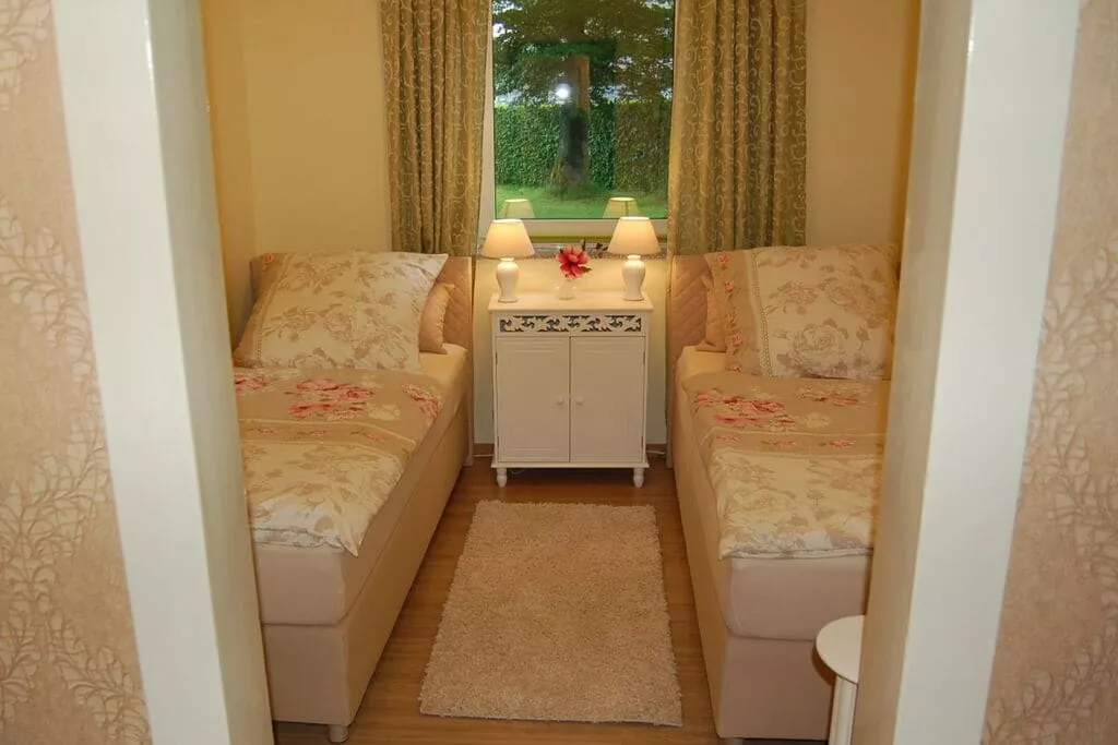 124528-Bedroom