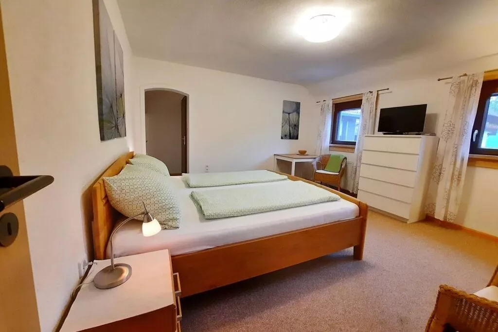68611-Bedroom