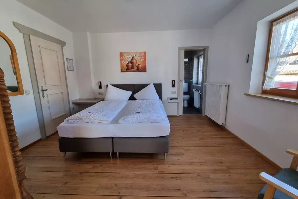 78110-Bedroom