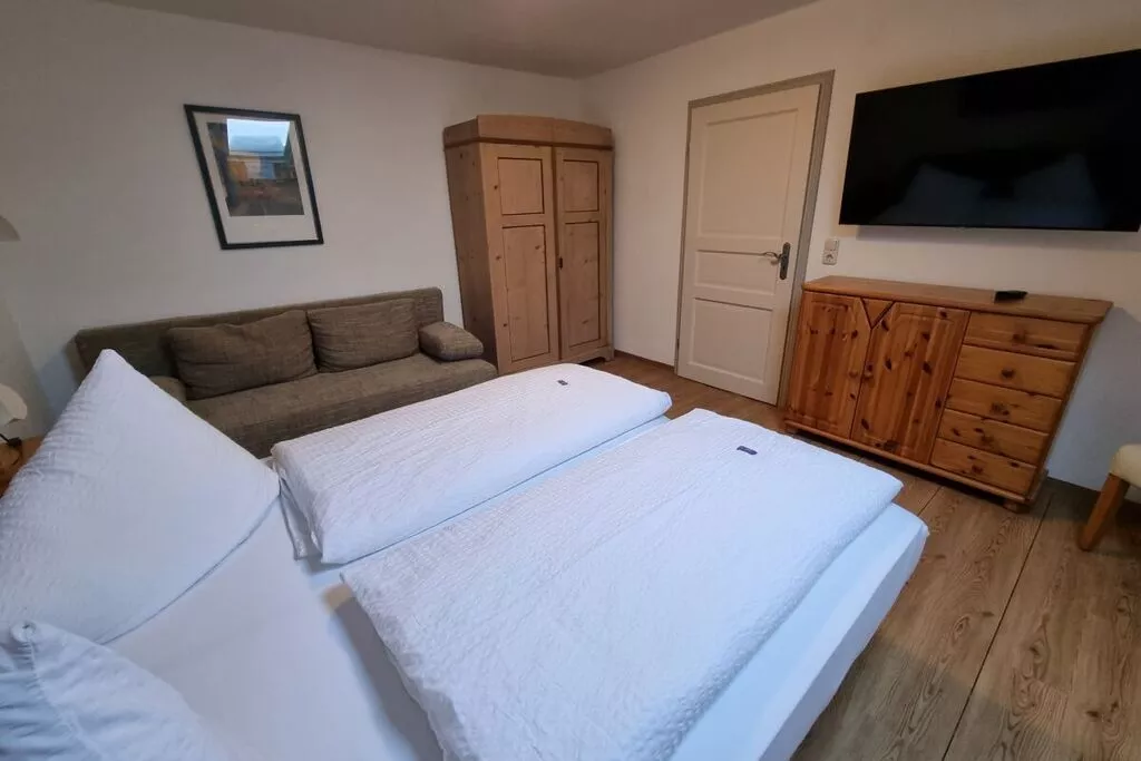 78110-Bedroom