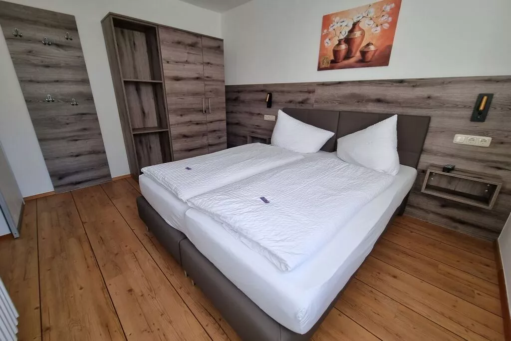 78110-Bedroom