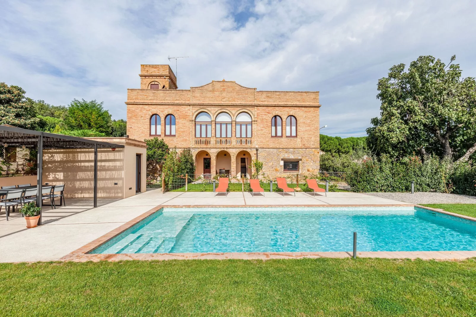 Casa con piscina en Vulpellac-Exterior summer