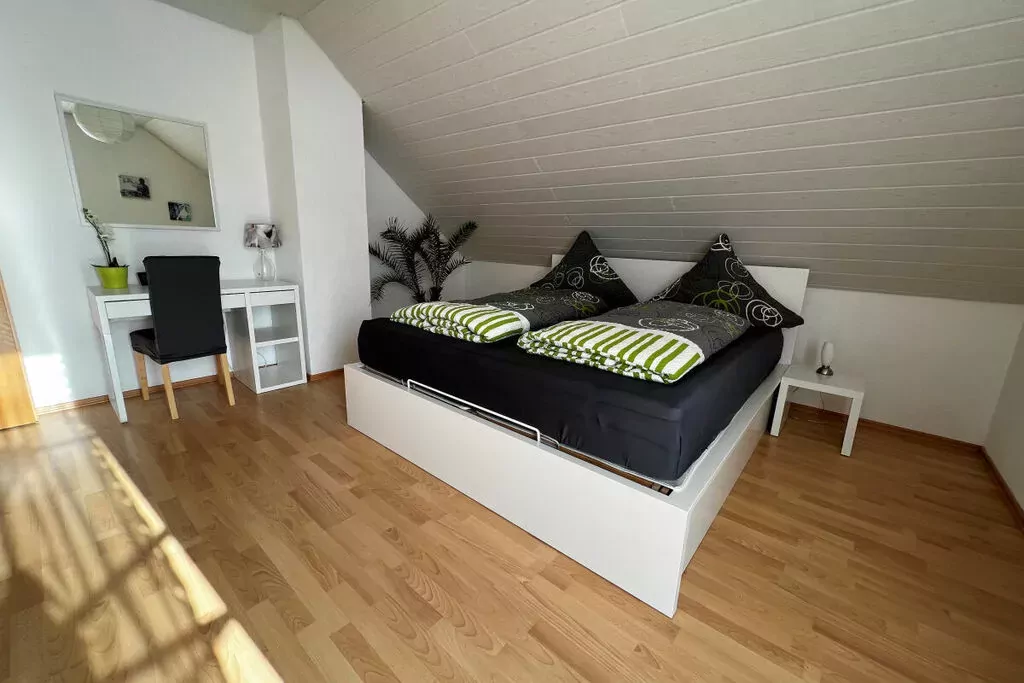 81399-Bedroom