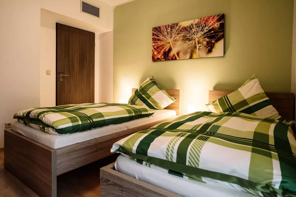 77124-Bedroom