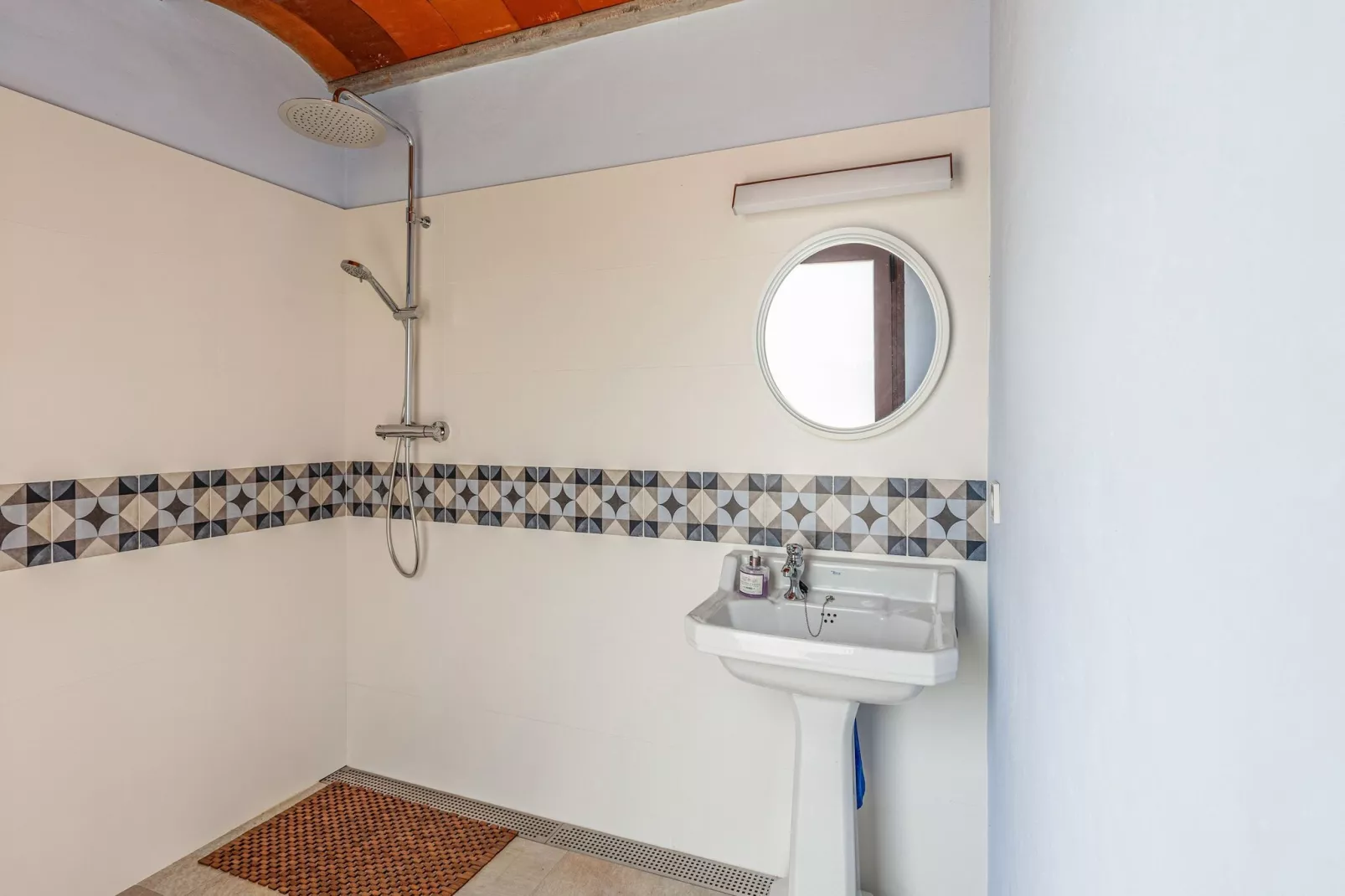 Casa con piscina en Vulpellac-Bathroom