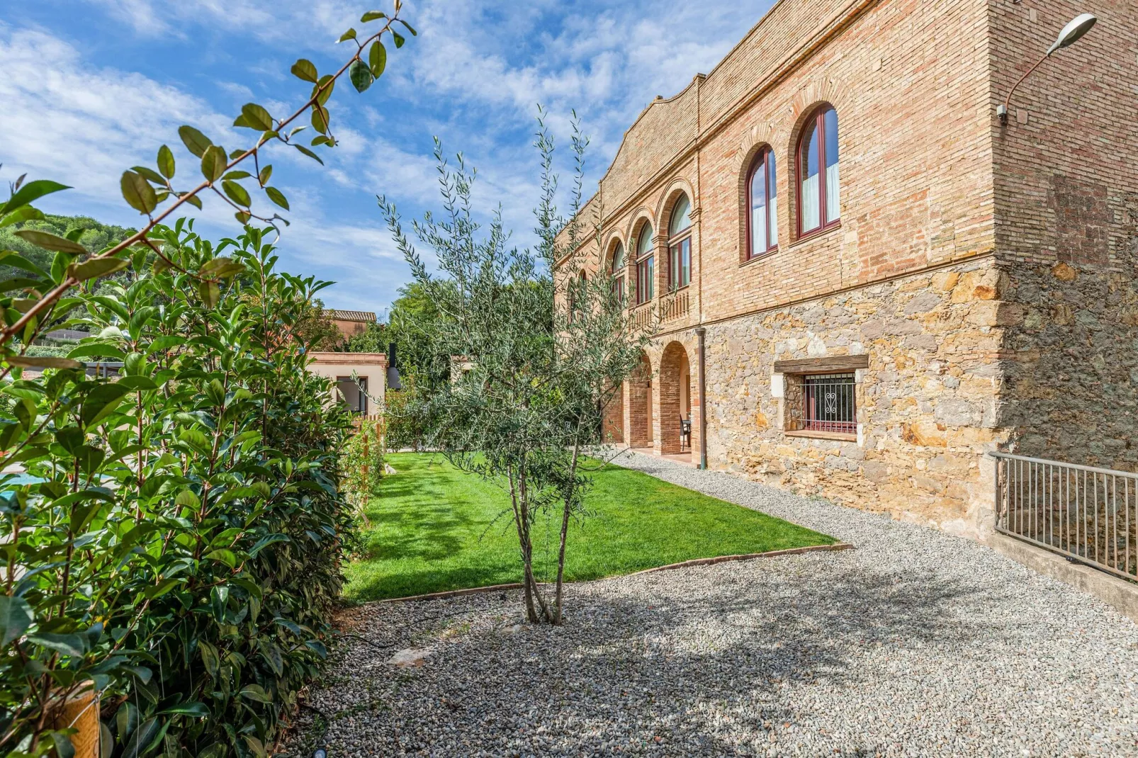 Casa con piscina en Vulpellac-Gardens summer
