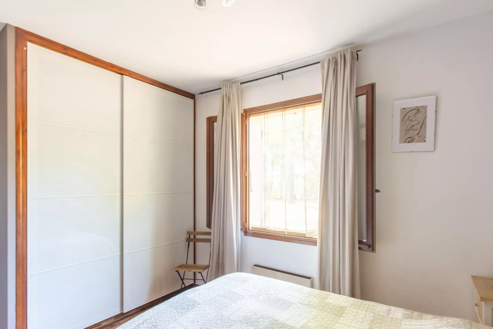 Les Roses-Bedroom