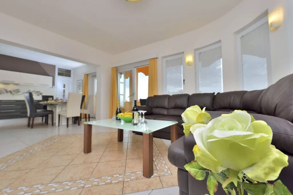 46957-Kitchen